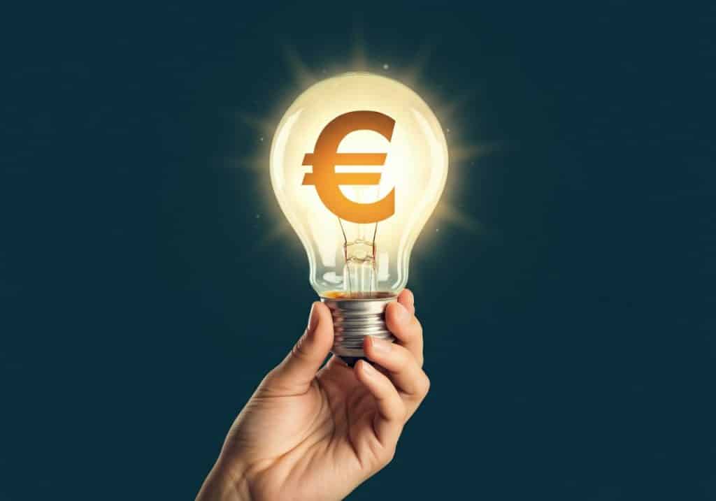 Glühbirne mit Euro Zeichen als Platzhalter für finanzielle Intelligenz