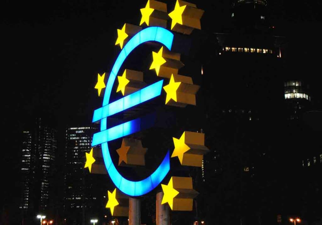 Euro Zeichen vor der EZB
